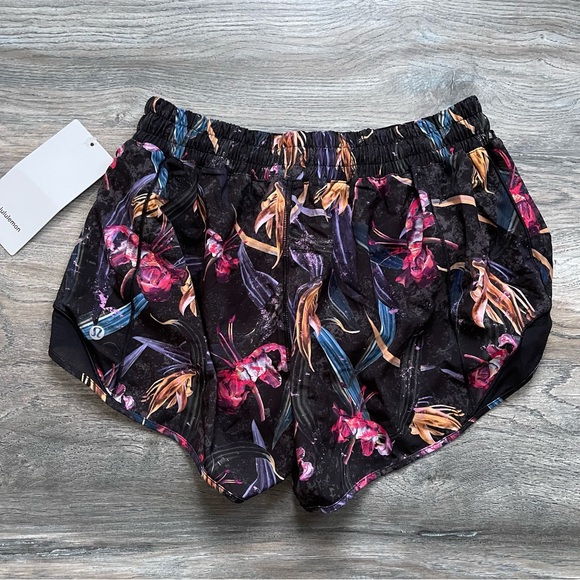 Lululemon Black Watercolor Hotty Hot Lululemon Shorts size 8 Women New with Tags - Picture 14 of 15